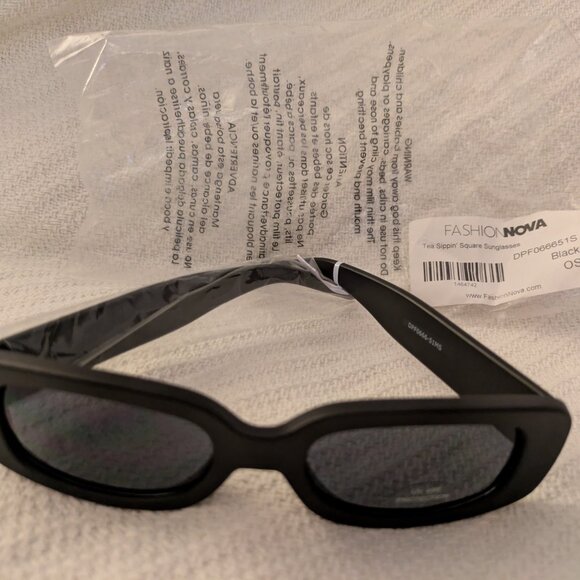 Fashion Nova Black Sunglasses - Picture 2 of 3